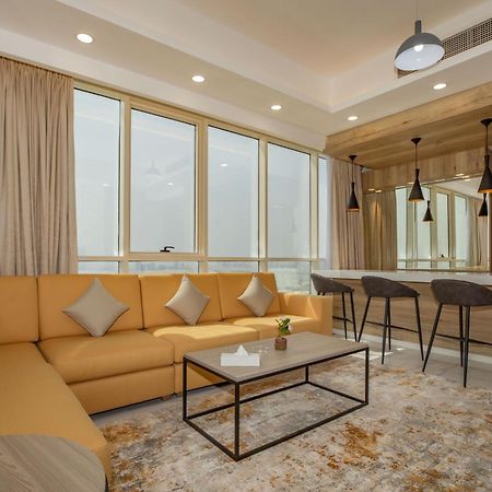 Platinum Coast Hotel Apartments 푸자이라 객실 사진 A living room in a suite at the hotel