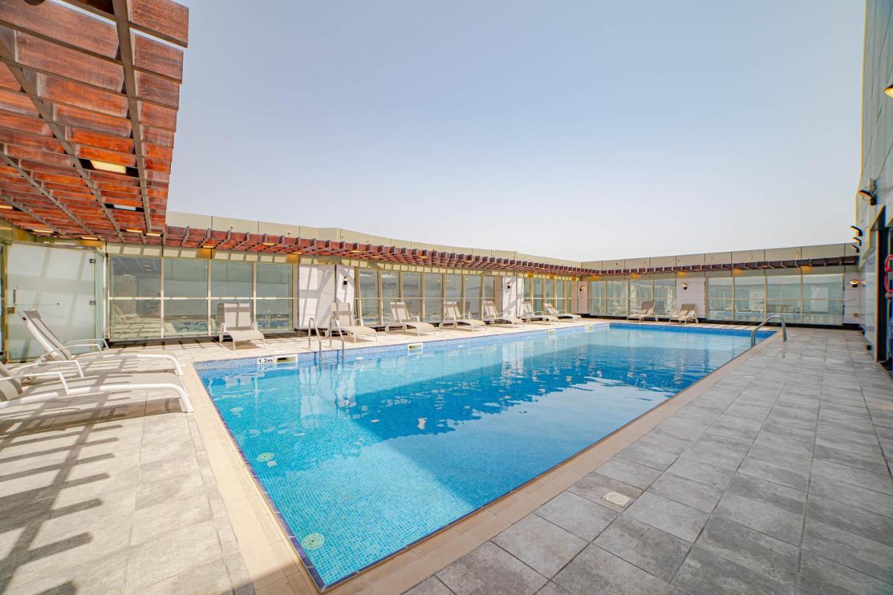 Platinum Coast Hotel Apartments 푸자이라 외부 사진 The swimming pool at the hotel