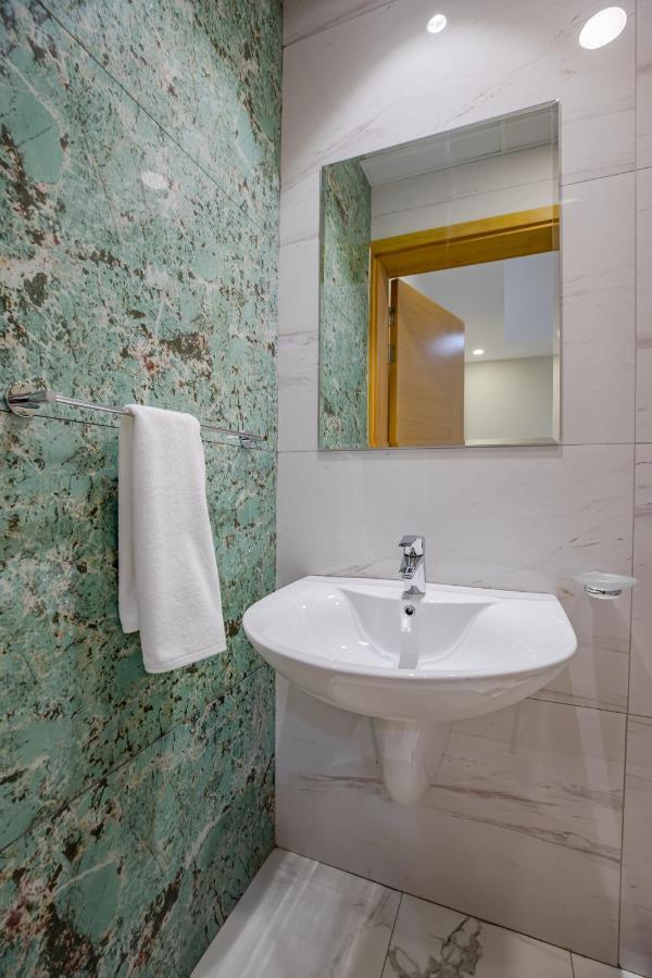 Platinum Coast Hotel Apartments 푸자이라 외부 사진 Bathroom