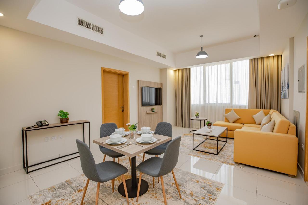 Platinum Coast Hotel Apartments 푸자이라 객실 사진 A living room in a serviced apartment in Dubai