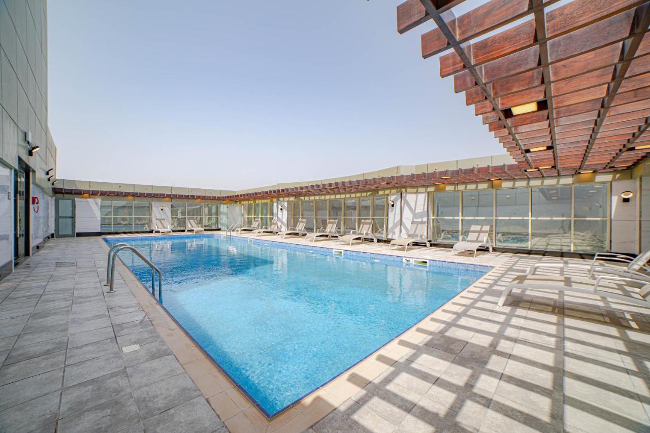 Platinum Coast Hotel Apartments 푸자이라 외부 사진 Swimming pool at the hotel