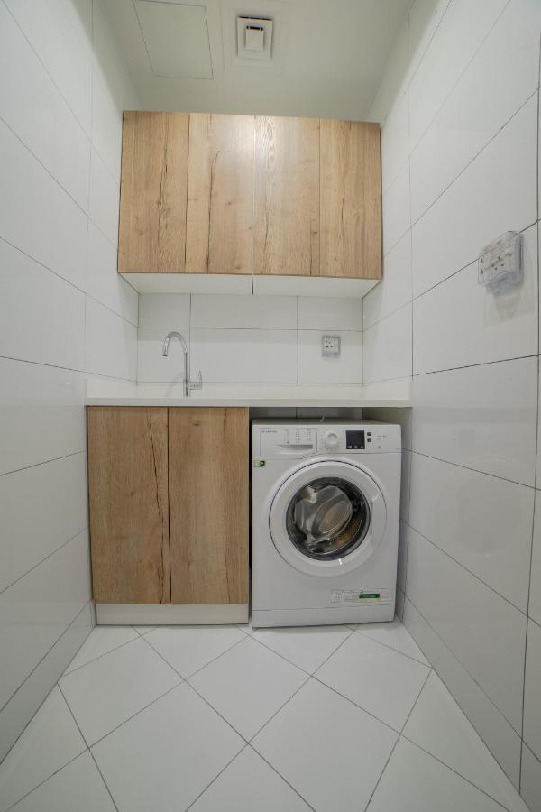 Platinum Coast Hotel Apartments 푸자이라 외부 사진 A washing machine in a laundry room
