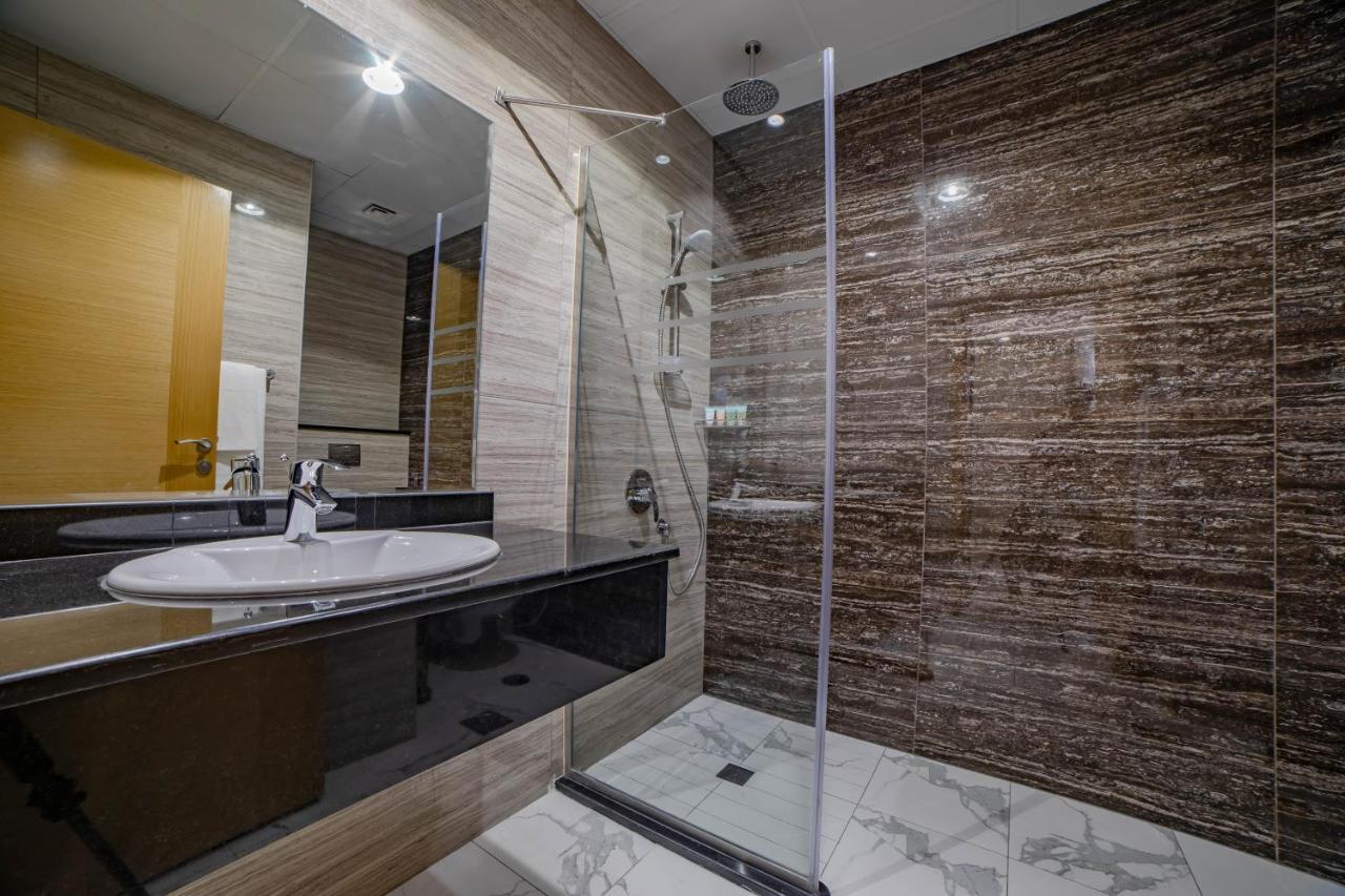 Platinum Coast Hotel Apartments 푸자이라 객실 사진 A shower enclosure