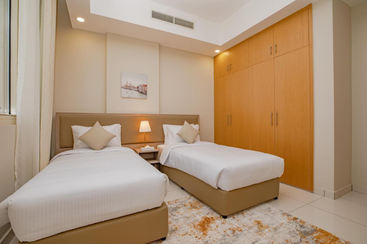 Platinum Coast Hotel Apartments 푸자이라 외부 사진 A bedroom with two single beds