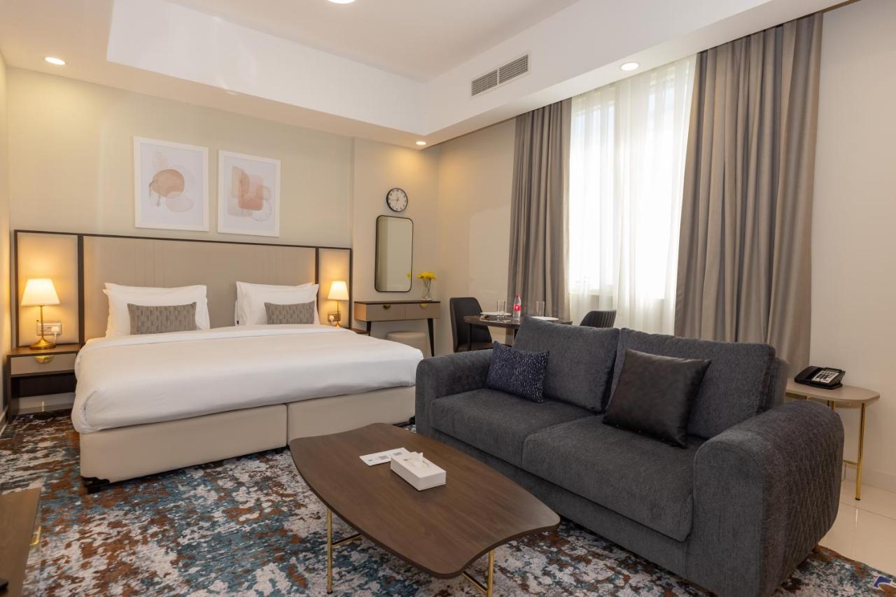 Platinum Coast Hotel Apartments 푸자이라 외부 사진 A room at the hotel