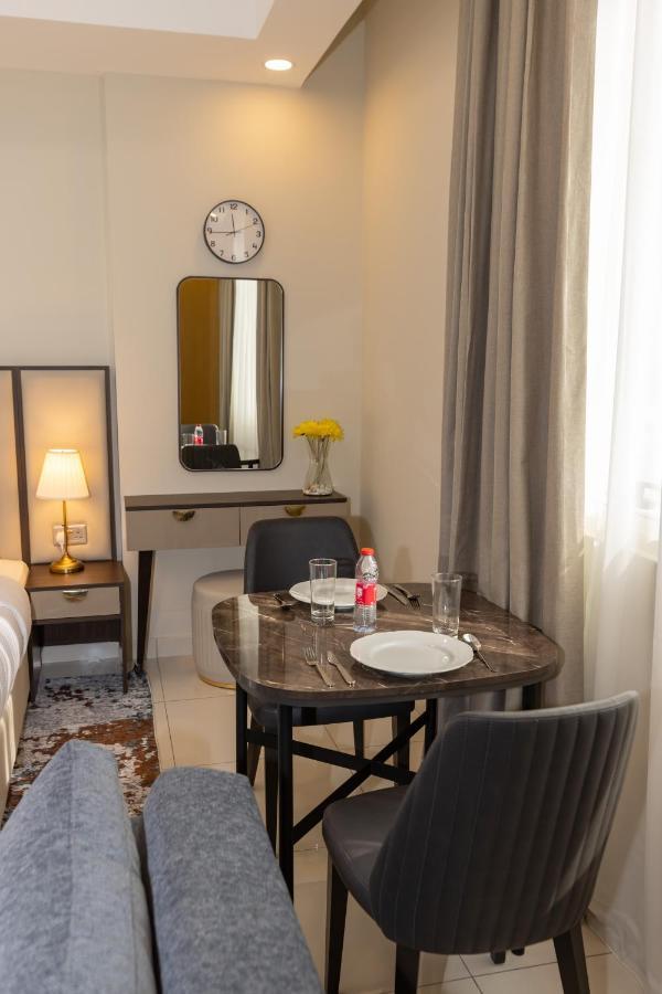 Platinum Coast Hotel Apartments 푸자이라 외부 사진 A room at the hotel