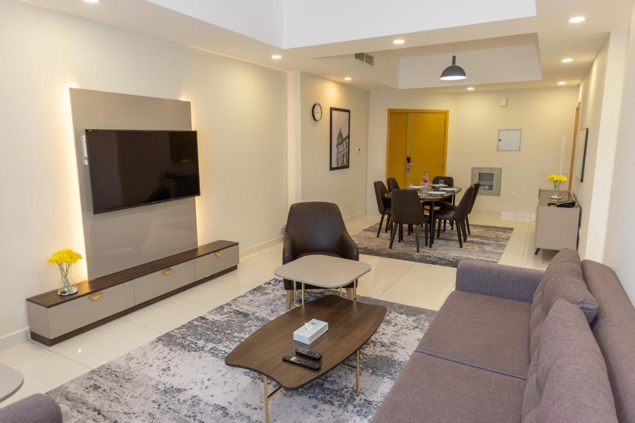 Platinum Coast Hotel Apartments 푸자이라 외부 사진 A living room in a condominium