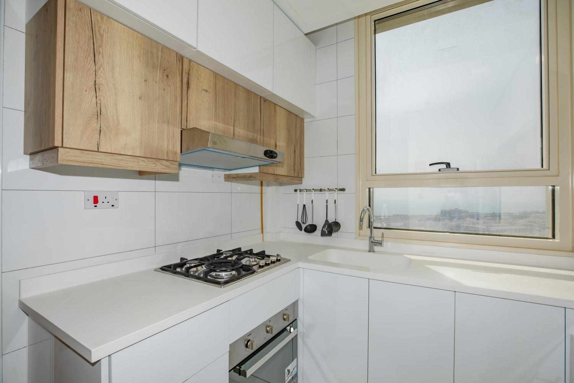 Platinum Coast Hotel Apartments 푸자이라 객실 사진 A modern kitchen