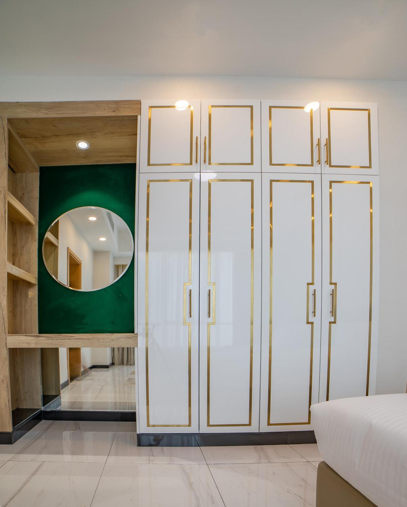 Platinum Coast Hotel Apartments 푸자이라 객실 사진 A wardrobe