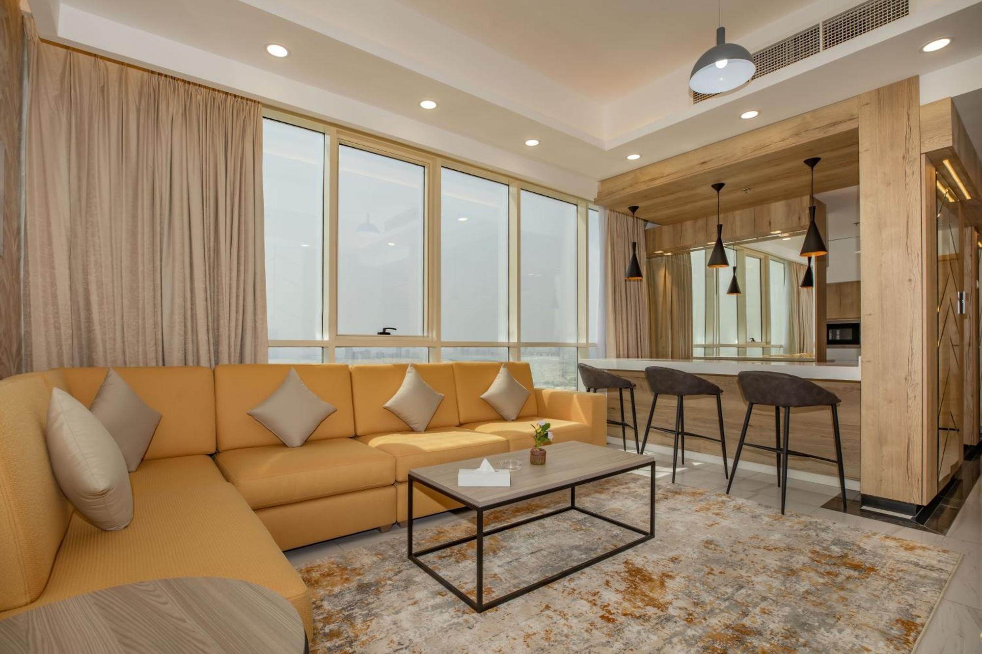 Platinum Coast Hotel Apartments 푸자이라 객실 사진 A living room in a suite at the hotel
